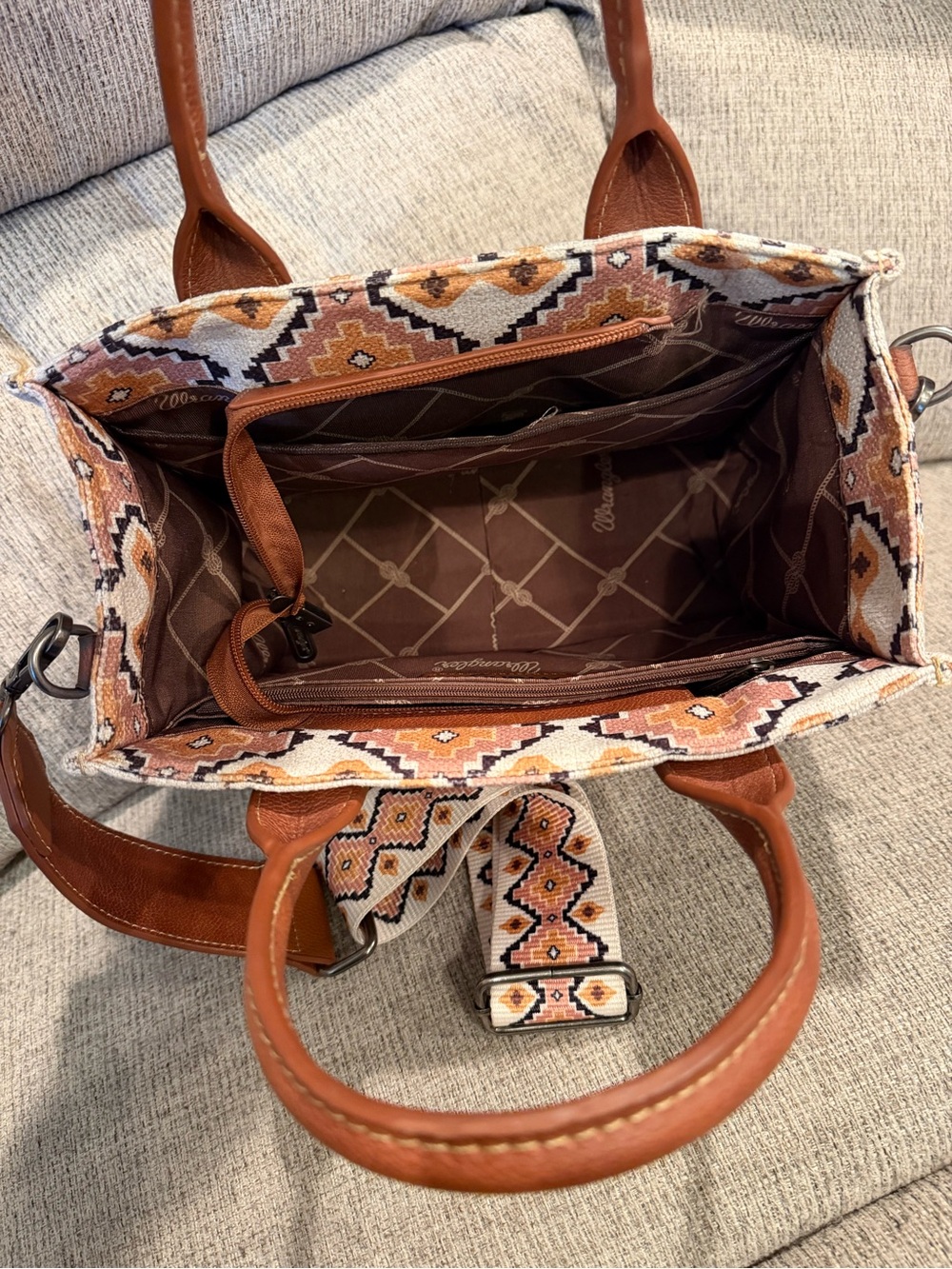 Wrangler Aztec Patterned Canvas Crossbody Bag in Cream and Tan - Picture 6 of 12